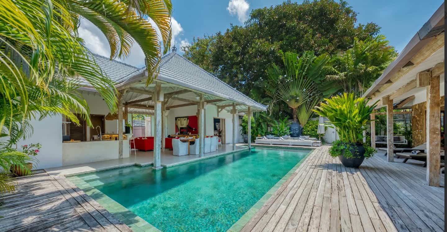 SEMINYAK VILLA WITH 4 BEDROOMS & MODERN BALINESE DESIGN FOR SALE LEASEHOLD BE-480 